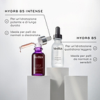 Confronto tra i flaconi con pipetta di Medik8 Hydr8 B5 Intense e Hydr8 B5 posizionati su blocchi bianchi. Il testo per Hydr8 B5 Intense indica che fornisce un’idratazione potenziata e duratura per pelli normali o disidratate. Il testo per Hydr8 B5 lo descrive come idratazione leggera quotidiana, ideale per pelli normali o sensibili.