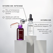 Confronto tra i flaconi con pipetta di Medik8 Hydr8 B5 Intense e Hydr8 B5 posizionati su blocchi bianchi. Il testo per Hydr8 B5 Intense indica che fornisce un’idratazione potenziata e duratura per pelli normali o disidratate. Il testo per Hydr8 B5 lo descrive come idratazione leggera quotidiana, ideale per pelli normali o sensibili.