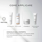 Guida Medik8 al layering intitolata COME FARE STRATI su uno sfondo bianco pulito con raggi di luce morbida. Un’icona del sole AM indica una routine mattutina in quattro fasi, con il terzo passaggio evidenziato in un riquadro tratteggiato: DETERGERE con il tubo Medik8 Surface Radiance Cleanse, TONIFICARE con il flacone Medik8 Press & Glow, VITAMINA C con il barattolo Medik8 C-Tetra Cream, PROTEZIONE SOLARE con il tubo Medik8 Advanced Day Ultimate Protect.