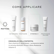 Guida Medik8 al layering intitolata COME FARE STRATI su uno sfondo bianco pulito con raggi di luce morbida. Un’icona del sole AM indica una routine mattutina in quattro fasi, con il terzo passaggio evidenziato in un riquadro tratteggiato: DETERGERE con il tubo Medik8 Surface Radiance Cleanse, TONIFICARE con il flacone Medik8 Press & Glow, VITAMINA C con il barattolo Medik8 C-Tetra Cream, PROTEZIONE SOLARE con il tubo Medik8 Advanced Day Ultimate Protect.