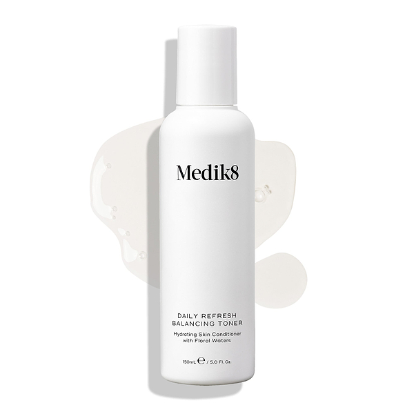 Flacone di tonico Medik8 Daily Refresh Balancing Toner su uno sfondo bianco con una fuoriuscita di liquido trasparente. Il testo lo identifica come Hydrating Skin Conditioner con acque floreali da 150 mL.