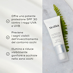 Tubo di crema contorno occhi Medik8 su sfondo in marmo con una foglia verde, con testo che ne spiega i benefici.