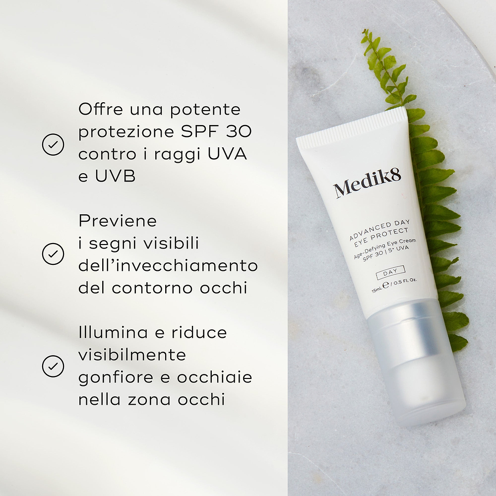 Tubo di crema contorno occhi Medik8 su sfondo in marmo con una foglia verde, con testo che ne spiega i benefici.