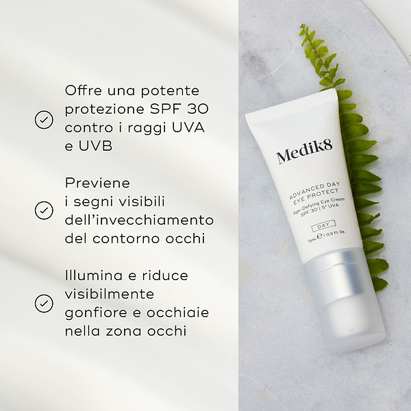 Tubo di crema contorno occhi Medik8 su sfondo in marmo con una foglia verde, con testo che ne spiega i benefici.