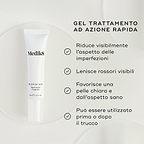 Elenco dei principali benefici di Medik8 Blemish SOS su sfondo bianco.