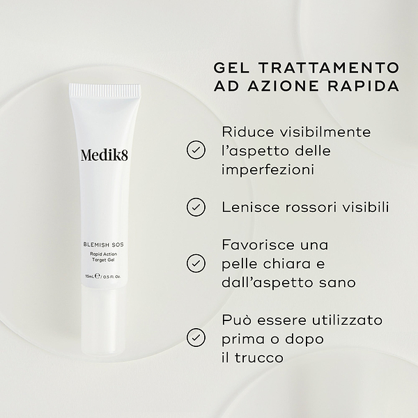 Elenco dei principali benefici di Medik8 Blemish SOS su sfondo bianco.
