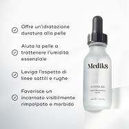 Il flacone di siero Medik8 Hydr8 B5 è posizionato su un piedistallo bianco contro uno sfondo bianco luminoso. Il testo evidenzia che il prodotto Offre un’idratazione cutanea a lunga durata, Aiuta la pelle a trattenere l’idratazione essenziale, Attenua l’aspetto di linee sottili e rughe, e Promuove un incarnato visibilmente più rimpolpato ed elastico.