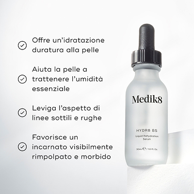 Il flacone di siero Medik8 Hydr8 B5 è posizionato su un piedistallo bianco contro uno sfondo bianco luminoso. Il testo evidenzia che il prodotto Offre un’idratazione cutanea a lunga durata, Aiuta la pelle a trattenere l’idratazione essenziale, Attenua l’aspetto di linee sottili e rughe, e Promuove un incarnato visibilmente più rimpolpato ed elastico.