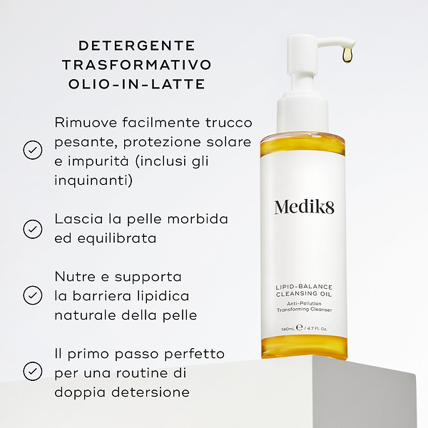 Il flacone di Lipid-Balance Cleansing Oil è posizionato su un blocco bianco. Il testo elenca i benefici, tra cui rimuovere il trucco pesante, supportare la barriera lipidica e agire come un detergente trasformante da olio a latte.