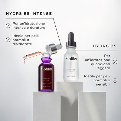 I flaconi di siero Medik8 Hydr8 B5 Intense e Hydr8 B5 sono posizionati su piedistalli bianchi contro uno sfondo luminoso e pulito. Il testo elenca i benefici per HYDR8 B5 INTENSE come Per un’idratazione potenziata e a lunga durata e Ideale per pelli da normali a disidratate. I benefici per HYDR8 B5 includono Per un’idratazione quotidiana leggera e Ideale per pelli da normali a sensibili.