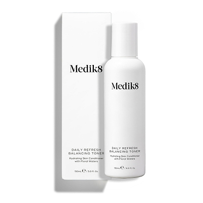 Flacone di tonico Medik8 Daily Refresh Balancing Toner e la sua confezione su uno sfondo bianco.