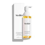 Il flacone di Medik8 Lipid-Balance Cleansing Oil è posizionato accanto alla sua confezione bianca. Il testo evidenzia la formula Anti-Pollution Transforming Cleanser e la capacità di 140 mL.