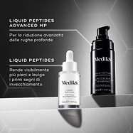 Confronto tra LIQUID PEPTIDES ADVANCED MP (flacone nero con erogatore), per la riduzione avanzata delle rughe profonde, e LIQUID PEPTIDES (flacone bianco con pipetta), per rimpolpare visibilmente e levigare i primi segni dell’invecchiamento.