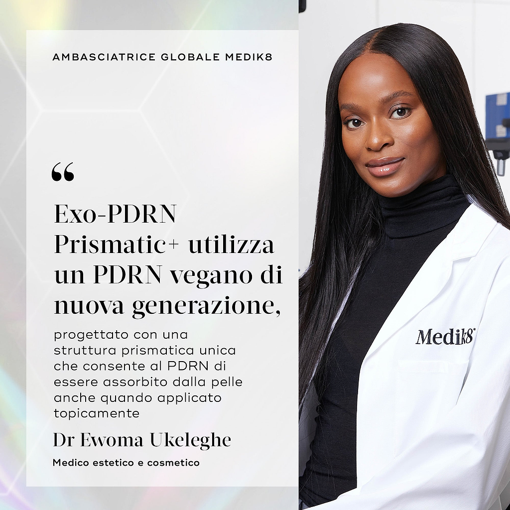 Un ritratto della Dr.ssa Ewoma Ukeleghe con il camice da laboratorio Medik8. Un pannello di testo su sfondo olografico chiaro recita "Medik8 Global Ambassador" e include la sua citazione: "Exo-PDRN Prismatic+ utilizza un PDRN vegano di nuova generazione, progettato con una struttura prismatica unica che consente al PDRN di essere assorbito dalla pelle anche se applicato topicamente." La dottoressa è indicata come Medico Estetico.