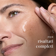 Primo piano di una donna che applica il siero Medik8 sulla guancia, con testo di riferimento ai risultati a spettro completo.