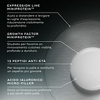 Primo piano della consistenza del Liquid Peptides Advanced MP con testi in evidenza che dettagliano gli ingredienti: EXPRESSION LINE MINIPROTEIN™, GROWTH FACTOR MINIPROTEIN, 13 PEPTIDI ANTI-ETÀ e ACIDO IALURONICO MICRO-FILLER.