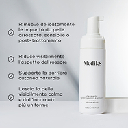 Il flacone di Medik8 Calmwise Soothing Cleanser si trova su un blocco bianco contro uno sfondo grigio chiaro. Il testo in italiano descrive i benefici della schiuma ultra-delicata alla clorofilla, tra cui la rimozione delicata delle impurità dalla pelle arrossata, sensibile o post-trattamento, la riduzione visibile dell'aspetto del rossore, il supporto alla barriera cutanea naturale e il lasciare la pelle visibilmente calma con un incarnato più uniforme.