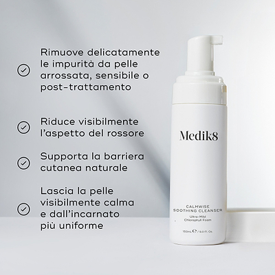 Il flacone di Medik8 Calmwise Soothing Cleanser si trova su un blocco bianco contro uno sfondo grigio chiaro. Il testo in italiano descrive i benefici della schiuma ultra-delicata alla clorofilla, tra cui la rimozione delicata delle impurità dalla pelle arrossata, sensibile o post-trattamento, la riduzione visibile dell'aspetto del rossore, il supporto alla barriera cutanea naturale e il lasciare la pelle visibilmente calma con un incarnato più uniforme.