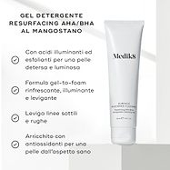 Il tubo di Medik8 Surface Radiance Cleanse poggia su una superficie grigio chiaro testurizzata. Il testo in italiano descrive i benefici del gel detergente resurfacing AHA/BHA al mangostano, includendo acidi illuminanti, una formula gel-to-foam rinfrescante, la levigatura delle linee sottili e l'arricchimento con antiossidanti.