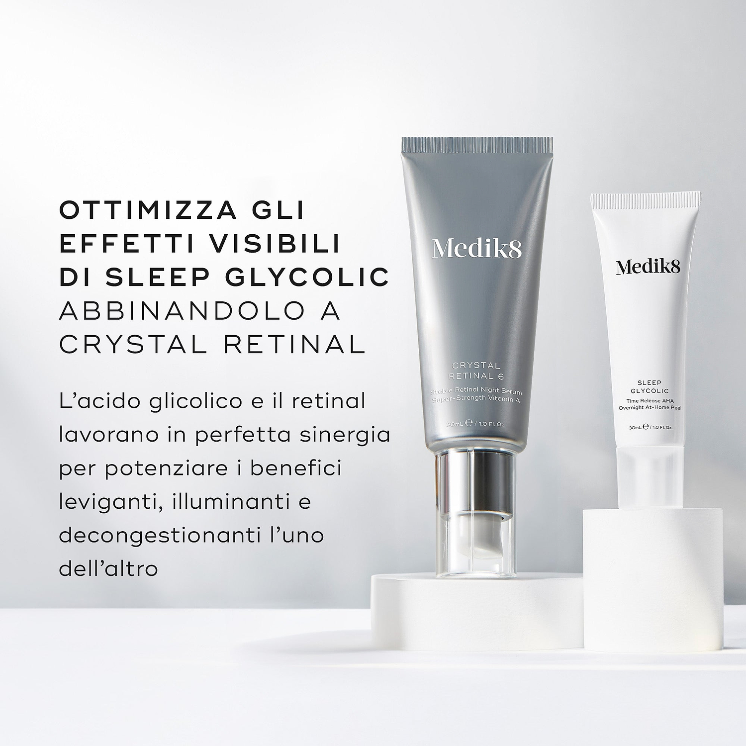 I flaconi Medik8 Crystal Retinal 6 e Sleep Glycolic si trovano affiancati su blocchi espositivi bianchi. Il testo in italiano consiglia di ottimizzare gli effetti visibili di Sleep Glycolic abbinandolo a Crystal Retinal, spiegando che l'acido glicolico e il retinal lavorano in perfetta sinergia per potenziare i reciproci benefici leviganti, illuminanti e decongestionanti.
