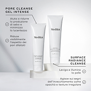 Immagine di confronto che mostra i tubi Medik8 Pore Cleanse Gel Intense e Surface Radiance Cleanse affiancati su blocchi espositivi bianchi. Il testo in italiano confronta i loro benefici, notando che Pore Cleanse Gel Intense riduce il sebo e i pori visibili, mentre Surface Radiance Cleanse leviga, illumina e agisce sui segni dell'invecchiamento.