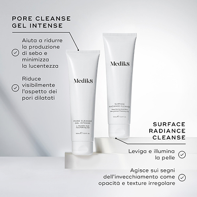 Immagine di confronto che mostra i tubi Medik8 Pore Cleanse Gel Intense e Surface Radiance Cleanse affiancati su blocchi espositivi bianchi. Il testo in italiano confronta i loro benefici, notando che Pore Cleanse Gel Intense riduce il sebo e i pori visibili, mentre Surface Radiance Cleanse leviga, illumina e agisce sui segni dell'invecchiamento.