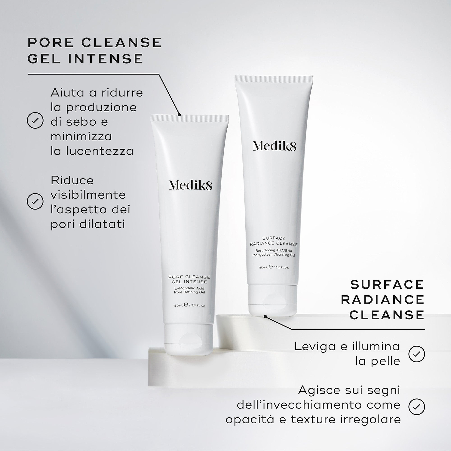 Immagine di confronto che mostra i tubi Medik8 Pore Cleanse Gel Intense e Surface Radiance Cleanse affiancati su blocchi espositivi bianchi. Il testo in italiano confronta i loro benefici, notando che Pore Cleanse Gel Intense riduce il sebo e i pori visibili, mentre Surface Radiance Cleanse leviga, illumina e agisce sui segni dell'invecchiamento.