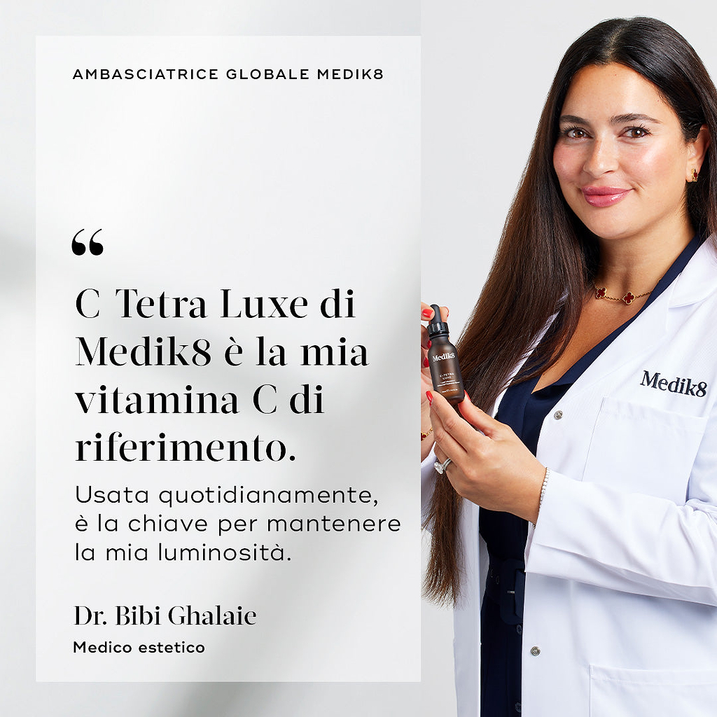 Ritratto della Dr. Bibi Ghalaie con indosso un camice bianco da laboratorio mentre tiene in mano un flacone di siero Medik8 C-Tetra Luxe. Il testo in italiano cita l'Ambasciatrice Globale Medik8 che afferma: "C Tetra Luxe di Medik8 è la mia vitamina C di riferimento. Usata quotidianamente, è la chiave per mantenere la mia luminosità.".