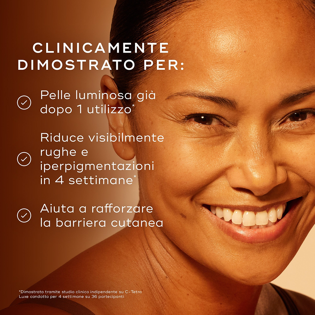 Primo piano di una modella sorridente con pelle luminosa su un caldo sfondo sfumato. Il testo in italiano sottolinea che il prodotto è clinicamente dimostrato per donare una pelle luminosa già dopo 1 utilizzo, ridurre visibilmente rughe e iperpigmentazioni in 4 settimane e aiutare a rafforzare la barriera cutanea.