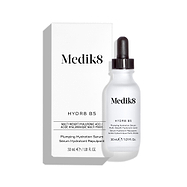 De Medik8 Hydr8 B5-serumflacon staat voor de bijpassende witte productverpakking tegen een strakke witte achtergrond. De tekst op zowel de flacon als de verpakking vermeldt dat het gaat om een 30 ml Liquid Rehydration Serum.