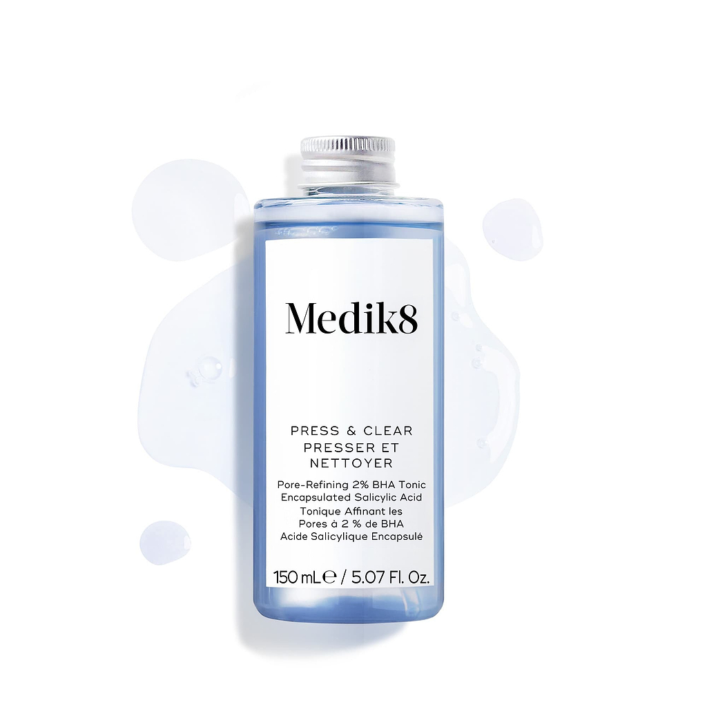 Een navulflacon (150 ml) van Medik8 Press & Clear tonic met een zilveren schroefdop, weergegeven tegen een witte achtergrond met blauwe vloeistofdruppels. De tekst bevestigt dat het product "Gentle-Release Salicylic Acid" bevat.