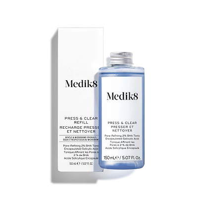 De Medik8 Press & Clear-flacon met blauwe vloeistof staat naast de witte productverpakking. De tekst vermeldt dat het gaat om een "Exfoliating 2% BHA Tonic" met "Gentle-Release Salicylic Acid".