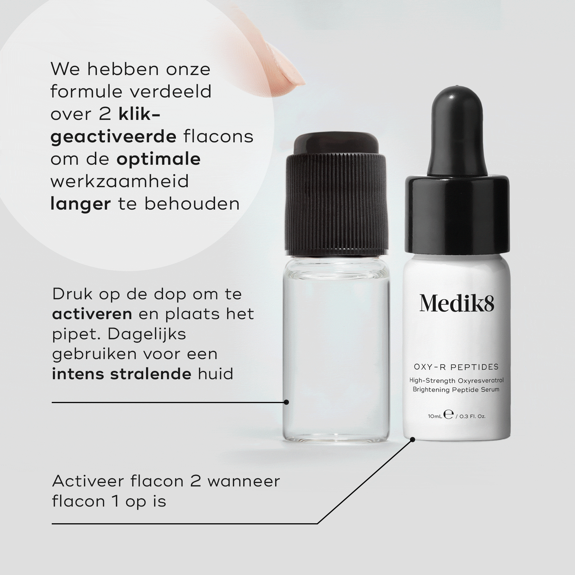 Een video die laat zien hoe Oxy-R Peptides geactiveerd wordt. Een vinger drukt op de zwarte dop van een doorzichtig flesje, waarna een oranjebruine vloeistof zich vermengt met de rest. Ernaast staat het uiteindelijke witte flesje met zwarte pipet. Tekst: "We verdelen onze formule over 2 klik-geactiveerde flesjes voor een optimale werking voor langere tijd."
