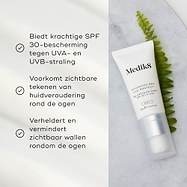De tube Medik8 Advanced Day Eye Protect ligt op een marmeren oppervlak naast een groene varenblad. De tekst benadrukt de SPF 30-bescherming, het helpen voorkomen van zichtbare tekenen van huidveroudering en het vermogen om de oogcontour te verhelderen en wallen te verminderen.
