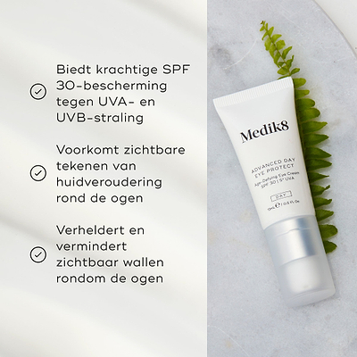 De tube Medik8 Advanced Day Eye Protect ligt op een marmeren oppervlak naast een groene varenblad. De tekst benadrukt de SPF 30-bescherming, het helpen voorkomen van zichtbare tekenen van huidveroudering en het vermogen om de oogcontour te verhelderen en wallen te verminderen.
