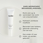 Een witte tube Medik8 Blemish SOS Rapid Action Target Gel wordt getoond. De tekst benadrukt dat dit een RAPID ACTION TREATMENT GEL is.

Vier bulletpoints met vinkjes lichten de voordelen uit: het richt zich op en vermindert de zichtbaarheid van puistjes, kalmeert zichtbare roodheid, bevordert een zuivere en gezond ogende huid en kan zowel onder als over make-up worden gebruikt.