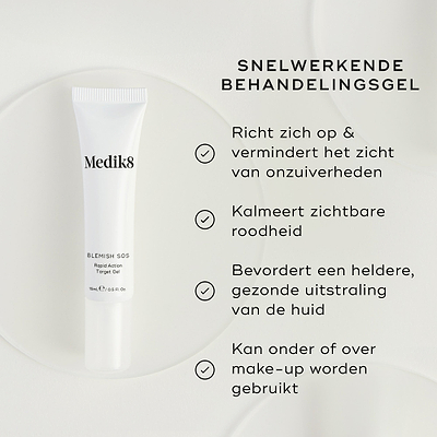 Een witte tube Medik8 Blemish SOS Rapid Action Target Gel wordt getoond. De tekst benadrukt dat dit een RAPID ACTION TREATMENT GEL is.

Vier bulletpoints met vinkjes lichten de voordelen uit: het richt zich op en vermindert de zichtbaarheid van puistjes, kalmeert zichtbare roodheid, bevordert een zuivere en gezond ogende huid en kan zowel onder als over make-up worden gebruikt.