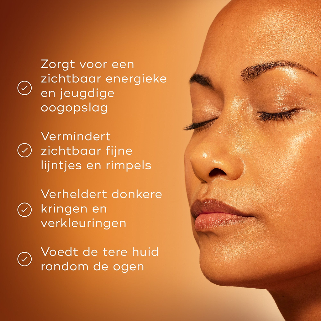 Een close-up profiel van een persoon met gesloten ogen en een stralende huid. De tekst benadrukt de voordelen: bevordert een jeugdig ogende oogzone, vervaagt fijne lijntjes en rimpels, verheldert donkere kringen en voedt de kwetsbare huid rondom de ogen.