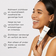 Een vrouw houdt een tube Calmwise Colour Correct vast. Vier opsommingstekens met vinkjes vermelden de voordelen: kalmeert en neutraliseert de roodgevoelige huid zichtbaar, helpt ontstekingen en irritaties te verzachten, maakt de teint zichtbaar gladder en steviger, en kan zowel alleen als onder make-up worden gebruikt.