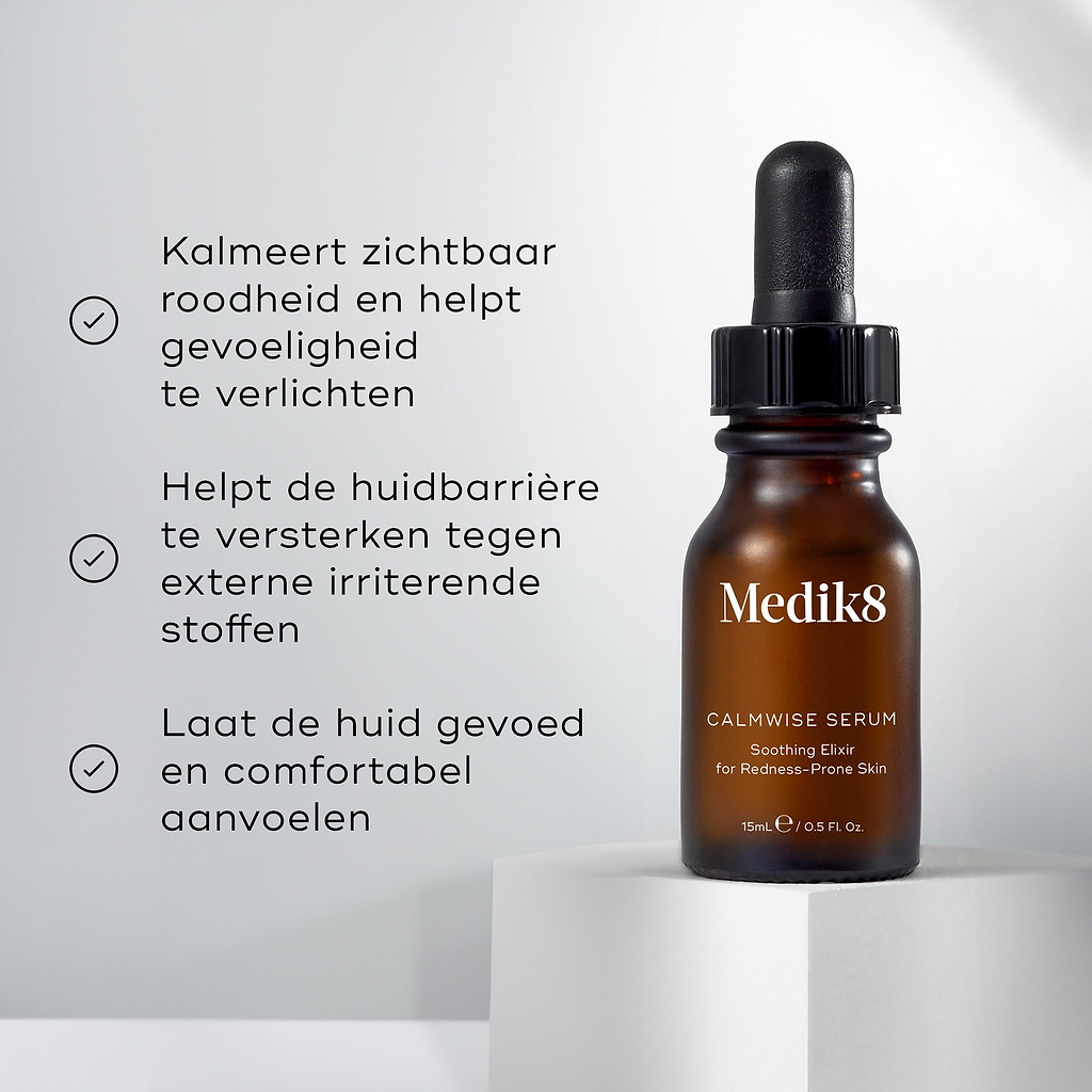 Een bruine glazen pipetfles van Calmwise Serum staat centraal afgebeeld. Drie opsommingstekens met vinkjes vermelden de voordelen: kalmeert roodheid zichtbaar en helpt gevoeligheid te verlichten, helpt de barrièrefunctie van de huid te verbeteren tegen externe irriterende factoren, en laat de huid gevoed en comfortabel aanvoelen.