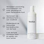 Een gesplitste afbeelding met aan de ene kant de flacon van de cleanser en aan de andere kant een lijst met voordelen, waaronder: "Verwijdert op milde wijze onzuiverheden van de rode, gevoelige en nabehandelde huid" en "Vermindert de aanblik van roodheid."