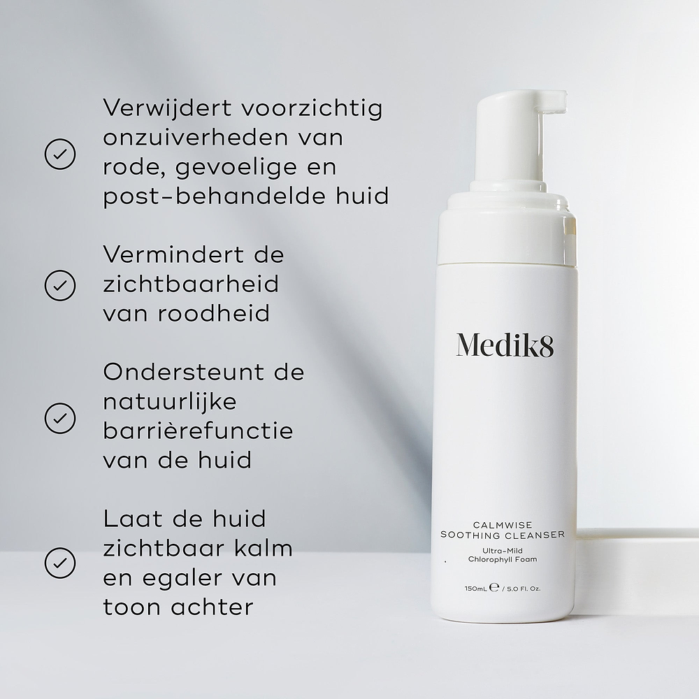 Een gesplitste afbeelding met aan de ene kant de flacon van de cleanser en aan de andere kant een lijst met voordelen, waaronder: "Verwijdert op milde wijze onzuiverheden van de rode, gevoelige en nabehandelde huid" en "Vermindert de aanblik van roodheid."