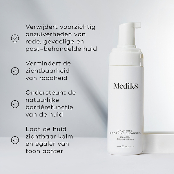 Een gesplitste afbeelding met aan de ene kant de flacon van de cleanser en aan de andere kant een lijst met voordelen, waaronder: "Verwijdert op milde wijze onzuiverheden van de rode, gevoelige en nabehandelde huid" en "Vermindert de aanblik van roodheid."