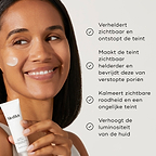 Een lijst met voordelen verschijnt naast een model dat de tube Clarity Peptides vasthoudt. De tekst vermeldt dat het product de teint zichtbaar verheldert, onzuiverheden bestrijdt, roodheid kalmeert en de uitstraling van de huid een boost geeft.