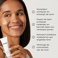 Een lijst met voordelen verschijnt naast een model dat de tube Clarity Peptides vasthoudt. De tekst vermeldt dat het product de teint zichtbaar verheldert, onzuiverheden bestrijdt, roodheid kalmeert en de uitstraling van de huid een boost geeft.