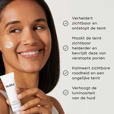 Een lijst met voordelen verschijnt naast een model dat de tube Clarity Peptides vasthoudt. De tekst vermeldt dat het product de teint zichtbaar verheldert, onzuiverheden bestrijdt, roodheid kalmeert en de uitstraling van de huid een boost geeft.