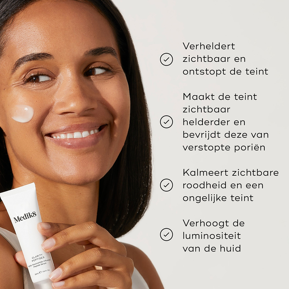 Een lijst met voordelen verschijnt naast een model dat de tube Clarity Peptides vasthoudt. De tekst vermeldt dat het product de teint zichtbaar verheldert, onzuiverheden bestrijdt, roodheid kalmeert en de uitstraling van de huid een boost geeft.