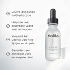 De fles Medik8 Hydr8 B5 serum staat op een witte sokkel tegen een heldere witte achtergrond. De tekst benadrukt dat het product langdurige hydratatie van de huid biedt, helpt om essentieel vocht vast te houden, de zichtbaarheid van fijne lijntjes en rimpels verzacht en zorgt voor een zichtbaar vollere en soepelere huid.