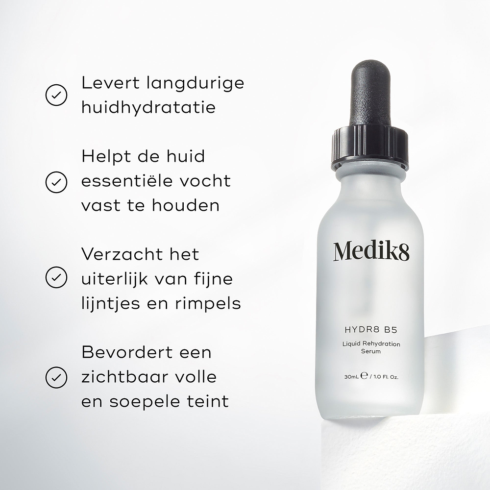 De fles Medik8 Hydr8 B5 serum staat op een witte sokkel tegen een heldere witte achtergrond. De tekst benadrukt dat het product langdurige hydratatie van de huid biedt, helpt om essentieel vocht vast te houden, de zichtbaarheid van fijne lijntjes en rimpels verzacht en zorgt voor een zichtbaar vollere en soepelere huid.
