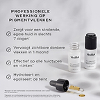 Twee kleine witte flesjes Oxy-R Peptides met druppels geel serum. De tekst benadrukt 'professionele kracht tegen donkere vlekken' en noemt voordelen zoals een stralendere huid in 7 dagen, effectiviteit op alle huidstypes en een gehydrateerde, gladde teint.